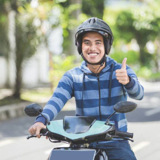 Pemuda yang mudah bergerak ini membeli insurans motosikalnya menggunakan platform perbandingan insurans dalam talian Carly.